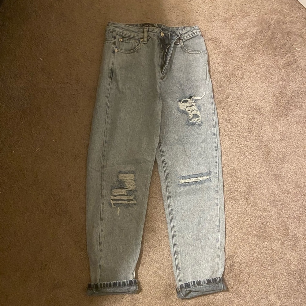 White Fox-Distressed boyfriend jeans